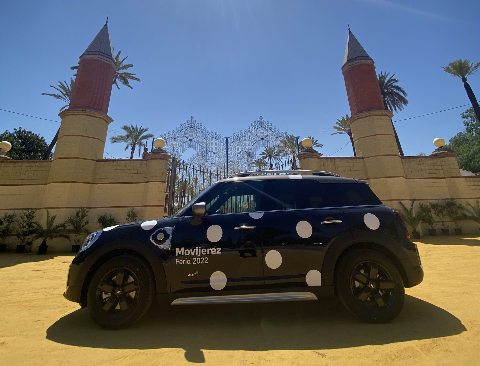 Vehículo MINI entrada principal Feria de Jerez